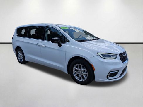 Used 2024 Chrysler Pacifica Touring-L FWD image 2