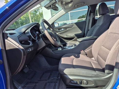 Used 2023 Chevrolet Malibu LT image 2