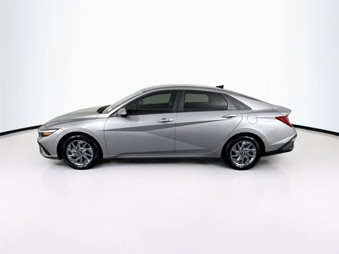 Used 2025 Hyundai Elantra Hybrid FWD image 11