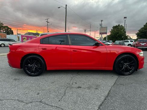 Used 2018 Dodge Charger SXT w/ Blacktop Package RWD image 4