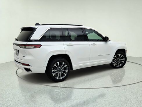 Used 2024 Jeep Grand Cherokee Overland w/ Luxury Tech Group IV AWD/4WD image 8