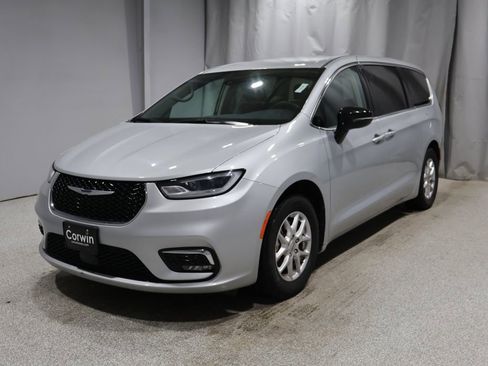 Certified 2024 Chrysler Pacifica Touring-L image 8