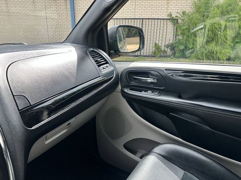 Used 2017 Dodge Grand Caravan SXT FWD image 31