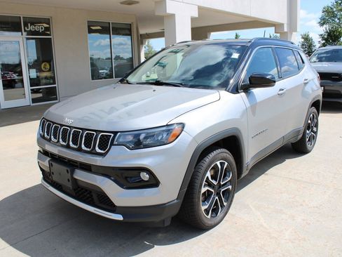 Used 2023 Jeep Compass Limited AWD/4WD image 2