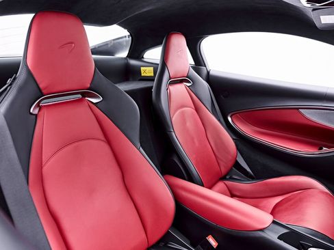 Used 2024 McLaren Artura RWD image 57