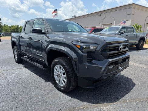 Used 2025 Toyota Tacoma SR5 AWD/4WD image 4