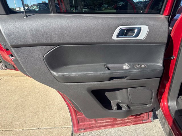 Used 2014 Ford Explorer XLT w/ Equipment Group 202A AWD/4WD image 9