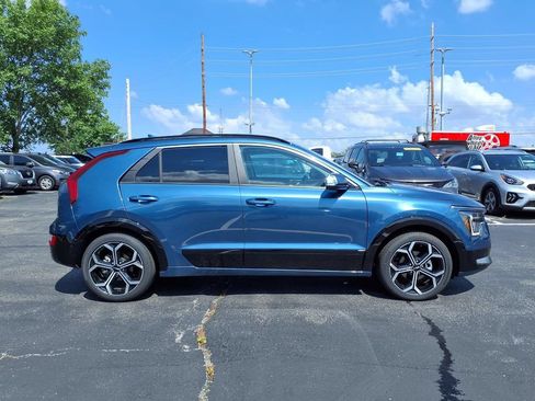 Used 2025 Kia Niro EX Touring FWD image 2