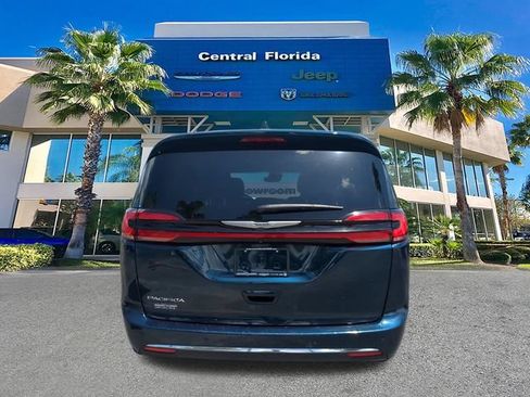 Used 2024 Chrysler Pacifica Touring FWD image 6