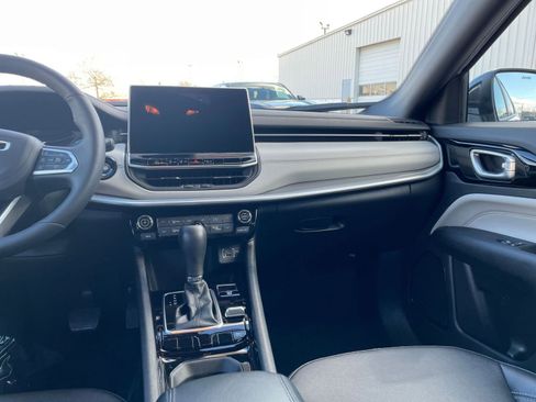 Used 2025 Jeep Compass Limited image 35