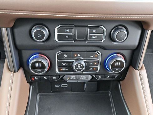 Used 2024 Chevrolet Suburban High Country w/ Advanced Technology Package image 26