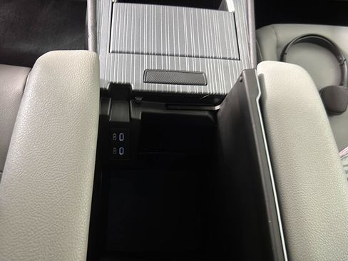 Used 2025 Toyota Sienna XLE w/ XLE Plus Package FWD image 36