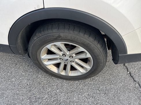 Used 2017 Ford Explorer XLT w/ Equipment Group 202A image 5