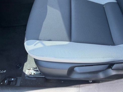 Used 2025 Toyota Corolla LE FWD image 4