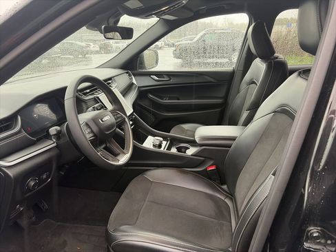 Used 2025 Jeep Grand Cherokee L Altitude image 7