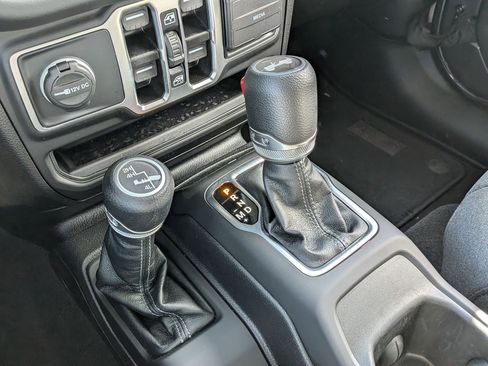 Used 2025 Jeep Wrangler Sahara image 24