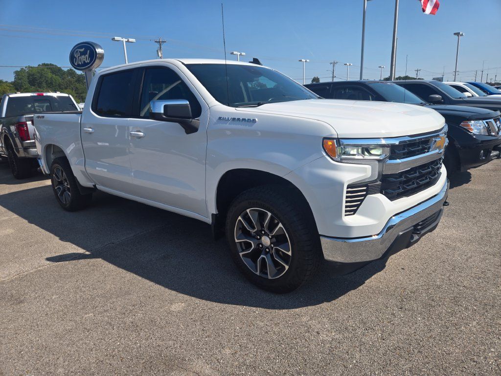 Used 2024 Chevrolet Silverado 1500 LT AWD/4WD image 2