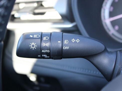 Used 2024 Toyota Highlander LE AWD/4WD image 37