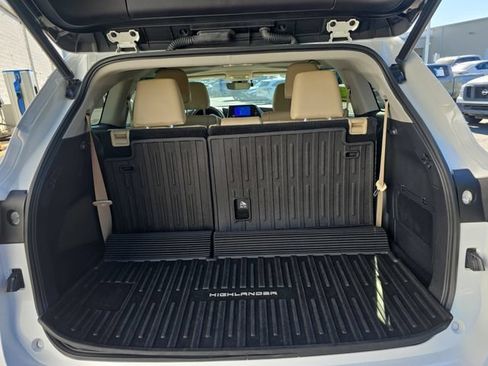 Used 2023 Toyota Highlander XLE FWD image 12
