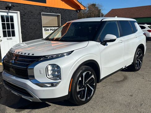 Used 2022 Mitsubishi Outlander SE image 1