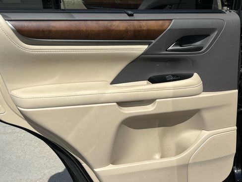 Used 2021 Lexus LX 570 4WD w/ Luxury Package image 28