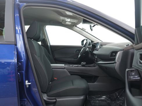 Used 2023 Nissan Rogue S image 11