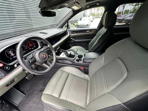 Certified 2026 Porsche Cayenne S AWD/4WD image 4