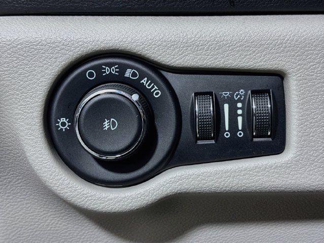 Used 2021 Chrysler Pacifica Touring-L FWD image 10