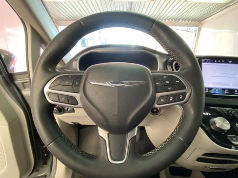 Used 2022 Chrysler Pacifica Touring-L image 22