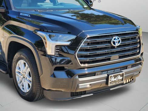 Used 2024 Toyota Sequoia SR5 w/ SR5 Premium Package AWD/4WD image 31