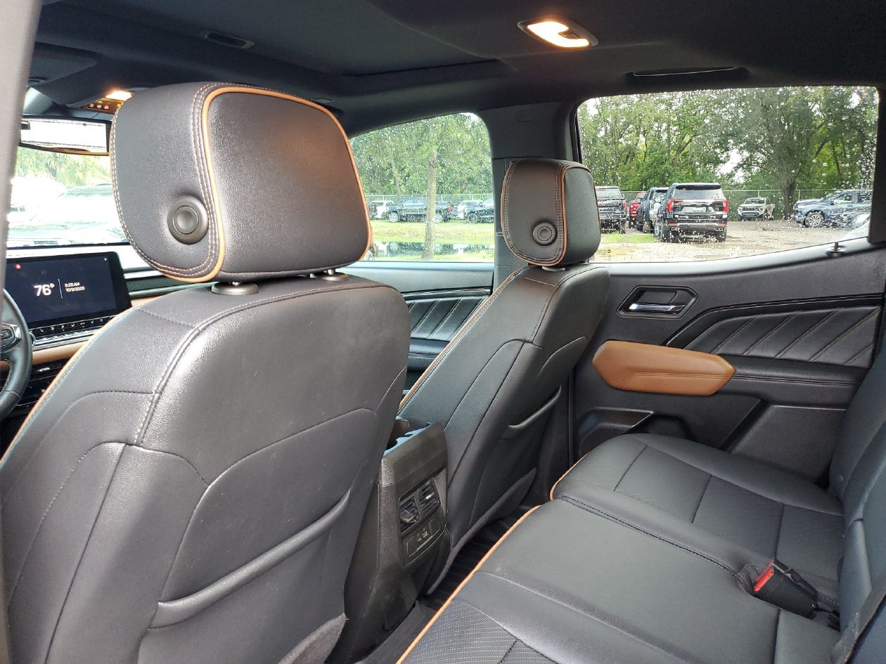 Used 2024 GMC Canyon AT4 w/ AT4 Premium Package AWD/4WD image 9
