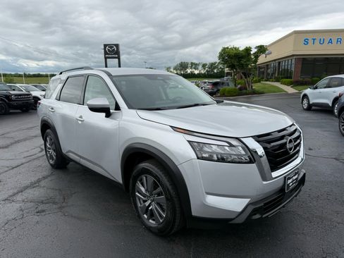 Used 2025 Nissan Pathfinder SV AWD/4WD image 1