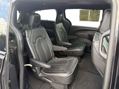 Used 2025 Chrysler Pacifica Limited FWD image 25
