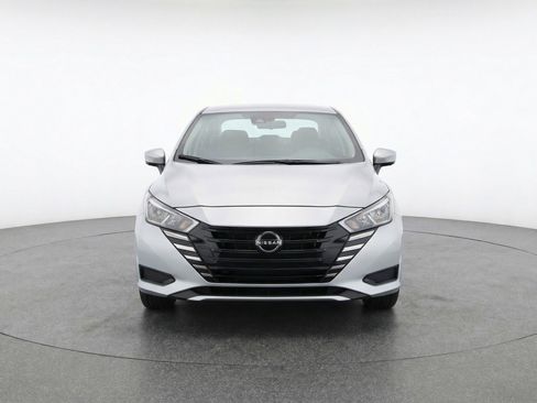 Used 2025 Nissan Versa SV image 2
