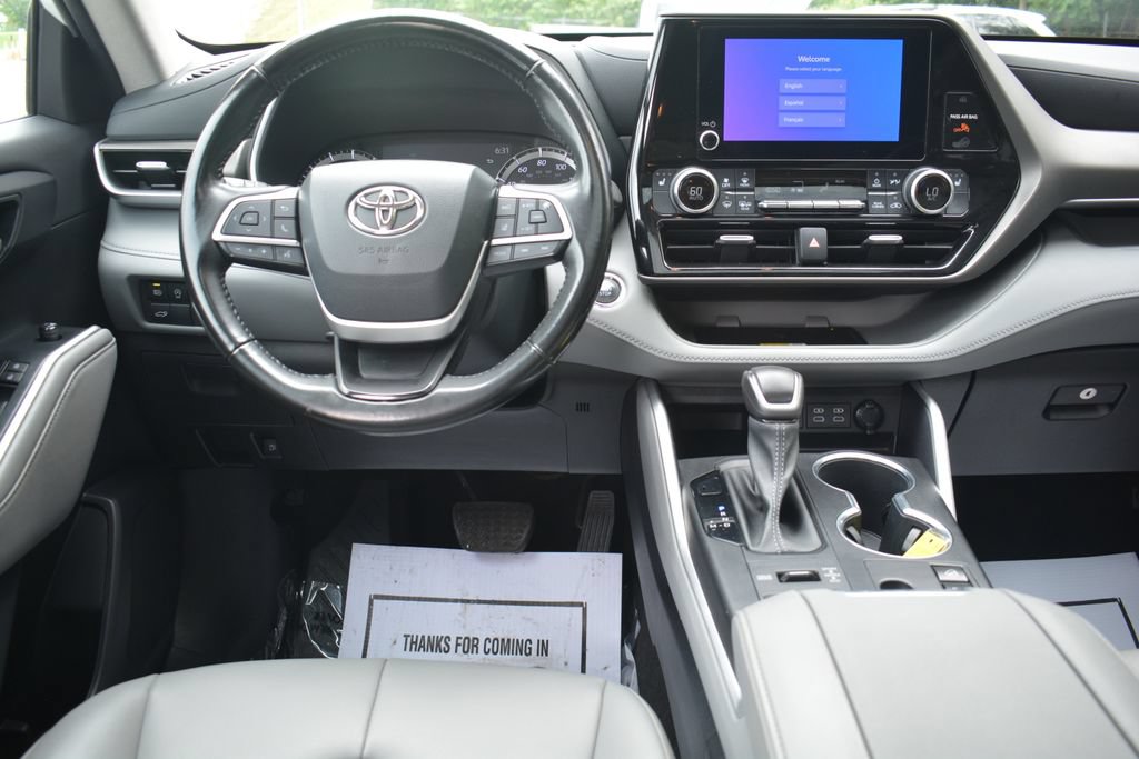 Used 2023 Toyota Highlander XLE AWD/4WD image 3