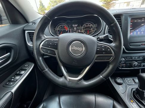 Used 2019 Jeep Cherokee Latitude Plus AWD/4WD image 17