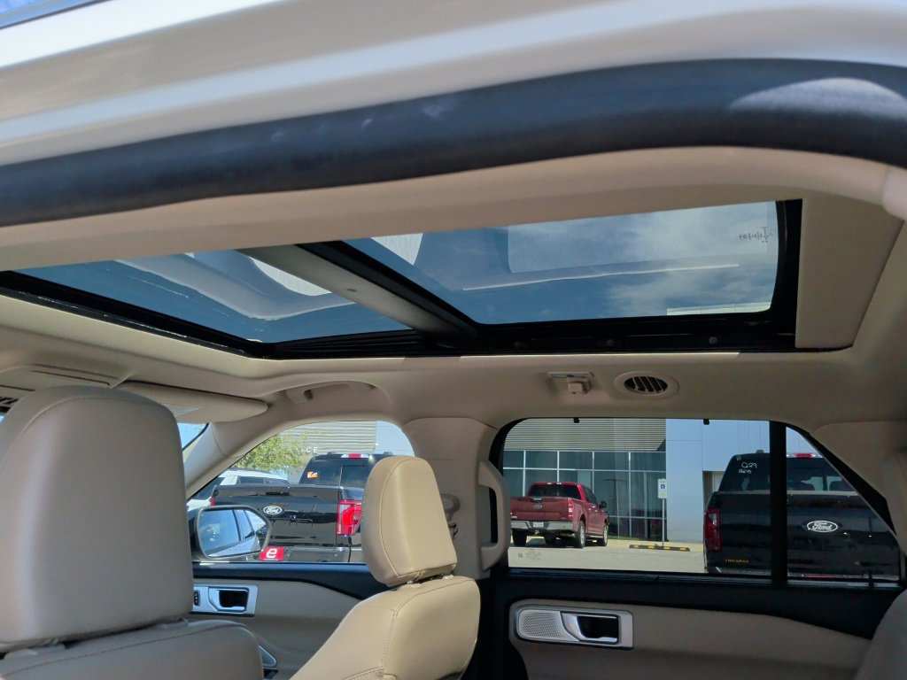 Used 2023 Ford Explorer Limited w/ Limited Technology Package RWD image 24