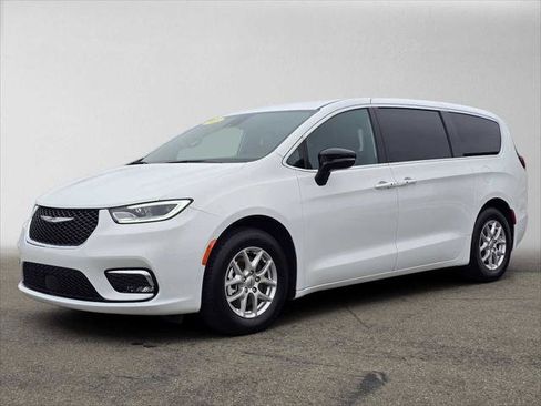 Used 2025 Chrysler Pacifica Select FWD image 7