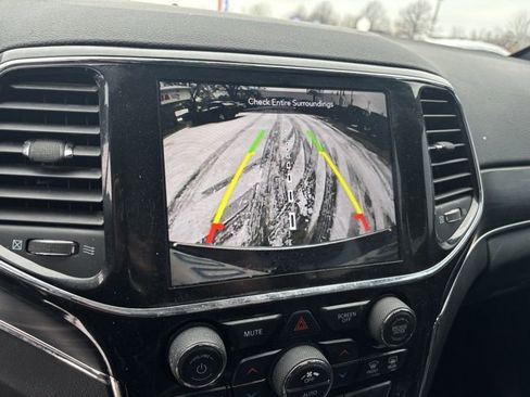 Used 2021 Jeep Grand Cherokee Limited image 18