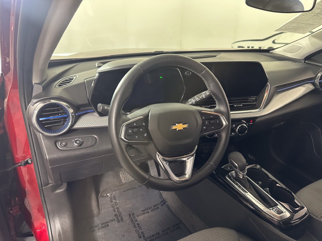 Used 2025 Chevrolet Trax LT w/ LT Convenience Package FWD image 16