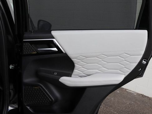 Used 2025 Mitsubishi Outlander AWD image 27