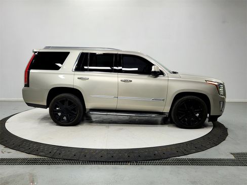 Used 2015 Cadillac Escalade Luxury image 8