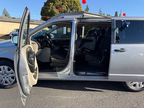Used 2019 Dodge Grand Caravan SE w/ UConnect Hands-Free Group image 16