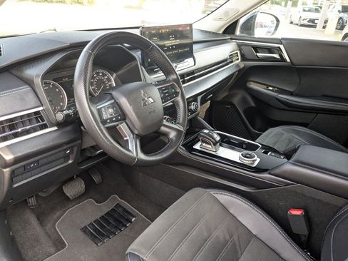 Used 2025 Mitsubishi Outlander SE FWD image 13