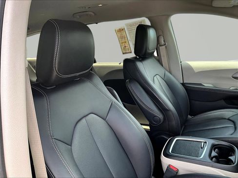 Used 2024 Chrysler Pacifica Touring-L FWD image 30
