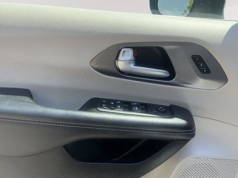 Used 2023 Chrysler Pacifica Touring-L FWD image 18