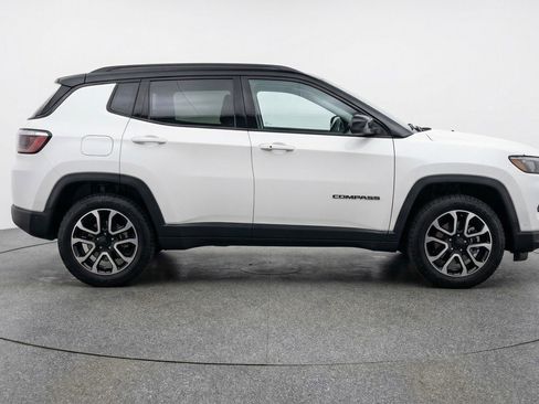 Used 2025 Jeep Compass Trailhawk image 11