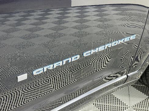 Used 2022 Jeep Grand Cherokee Overland w/ Advanced Protech Group III image 18