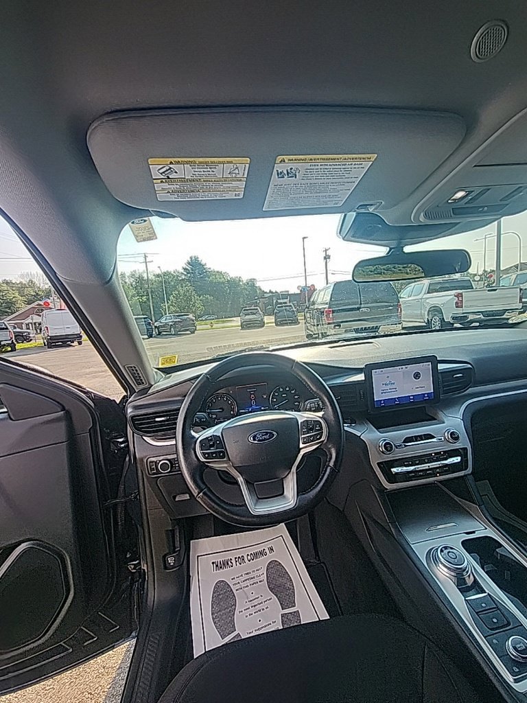Used 2023 Ford Explorer XLT AWD/4WD image 2