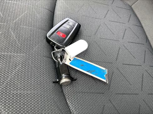 Used 2025 Toyota RAV4 XLE AWD/4WD image 15